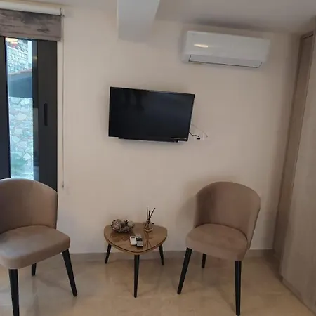 Lejlighed Chic Elegance Meets Village Gem *