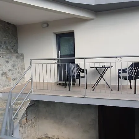 Chic Elegance Meets Village Gem Lejlighed