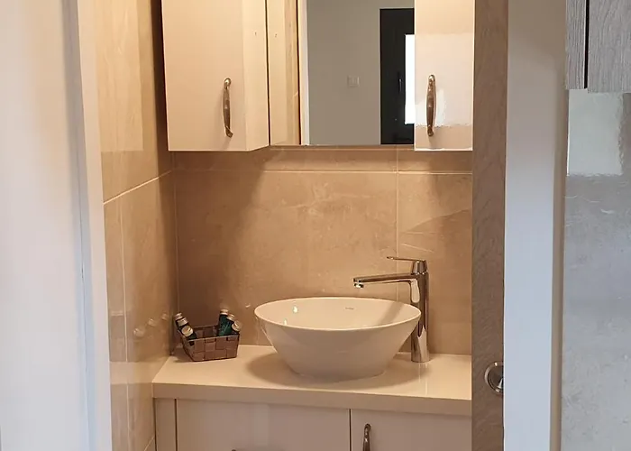 Chic Elegance Meets Village Gem Lägenhet Pelendri