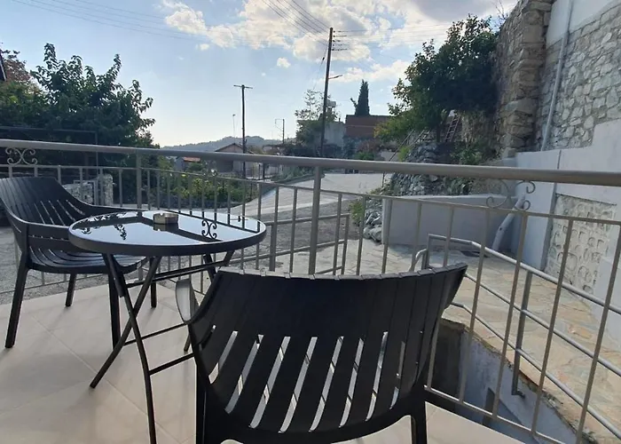 Lägenhet Chic Elegance Meets Village Gem *